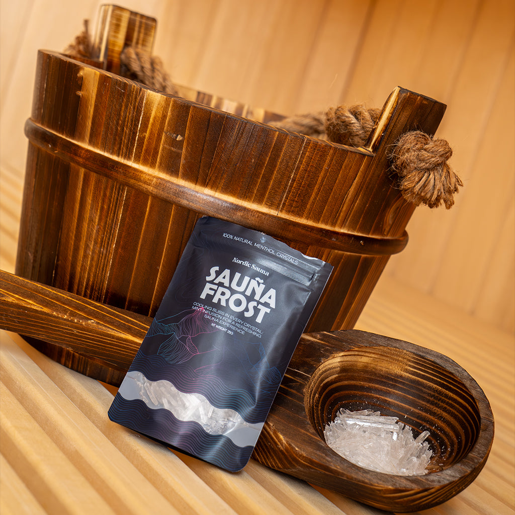 Sauna Frost-påse vid bastuhink och skopa med mentolkristaller