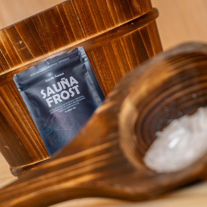 Bastuskopa med mentolkristaller framför en Sauna Frost-påse